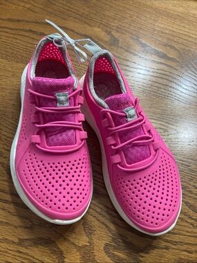 CROCS Lite Ride Pacer Hot Pink Athletic Slip-On Sneakers